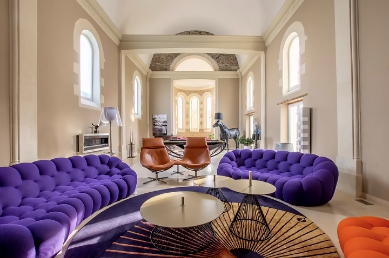 Salon aménagé dans une ancienne chapelle rénovée à Angers